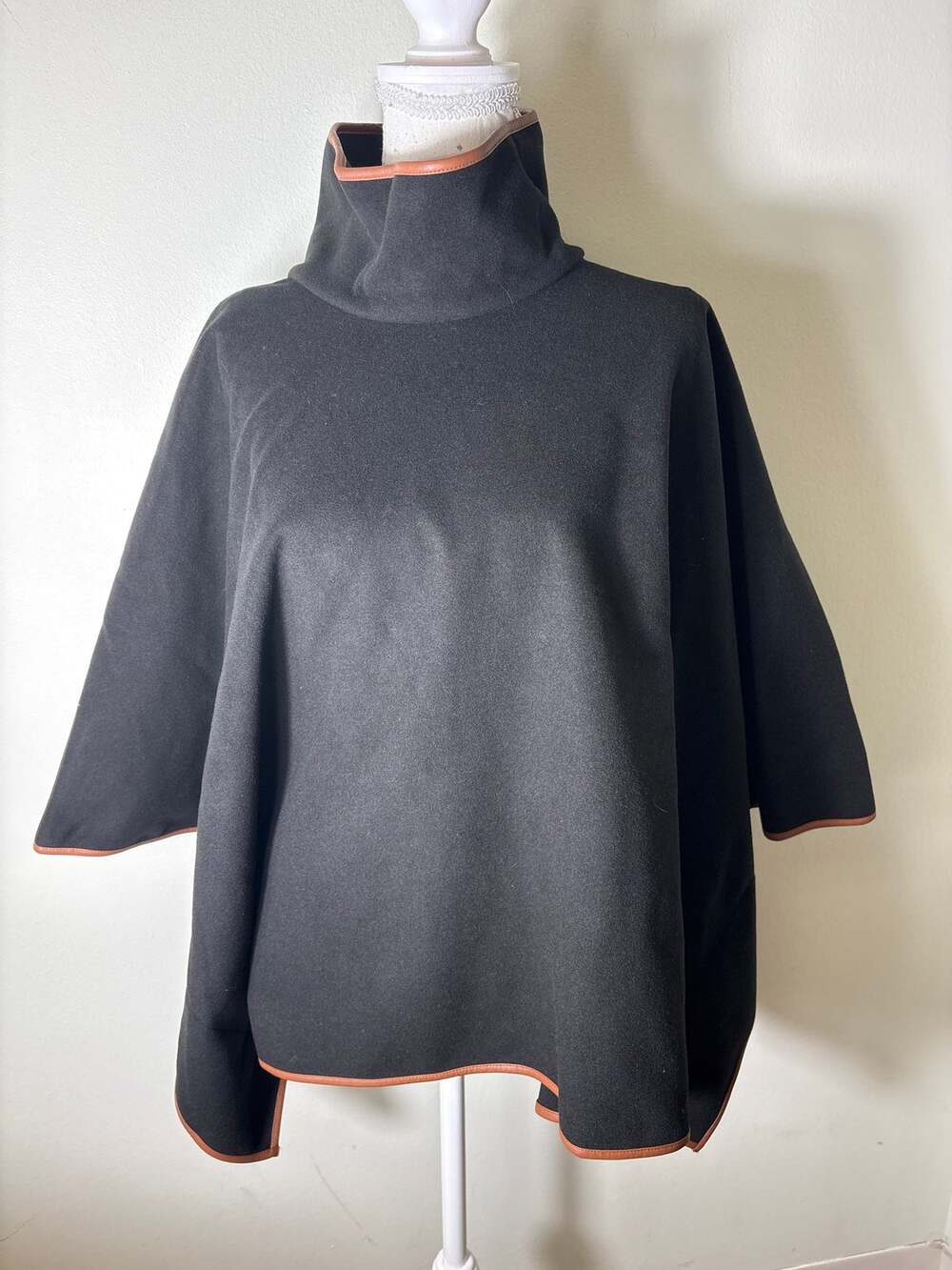 NWT Tuckernuck Black With Brown Leather Trim Ponch Sz One Size